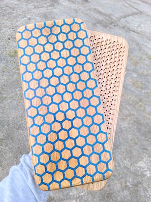 Эксклюзивная доска прямокутной формы с бамбуковыми гвоздями и дизайном сот, залитая синей эпоксидной смолой. in7 фото