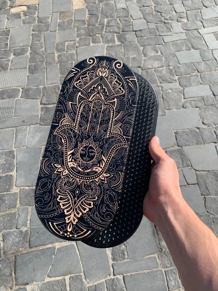 Deska Sadhu Design #214 w kształcie owalnym, z owalnymi gwoździami, ocynkowana, rozstaw gwoździ 8 mm w kolorze czarnym